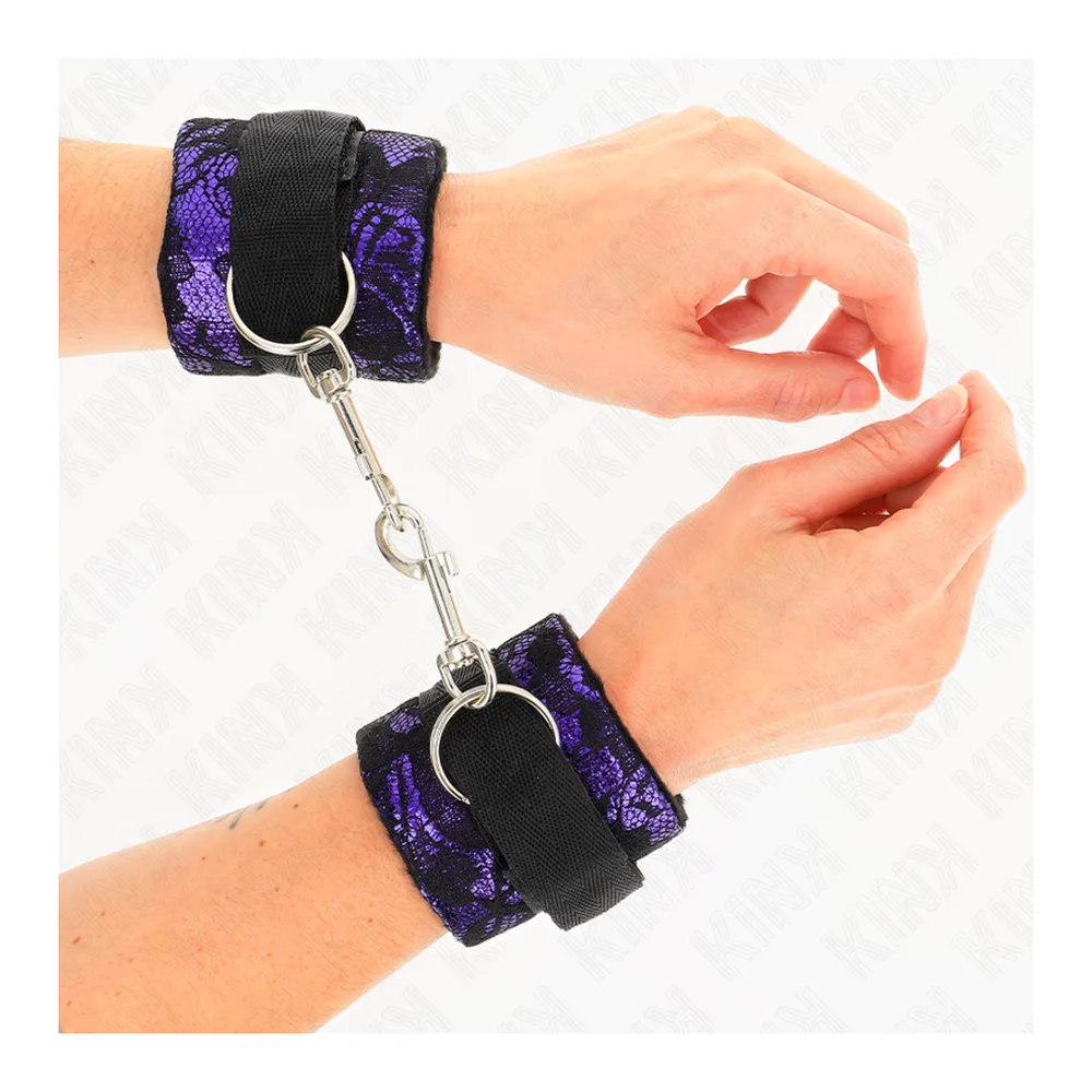 Paire de menottes courtes en dentelle de velours noir et violet, manchettes rembourrées avec bande nylon noir, anneau et chaîne en acier inoxydable