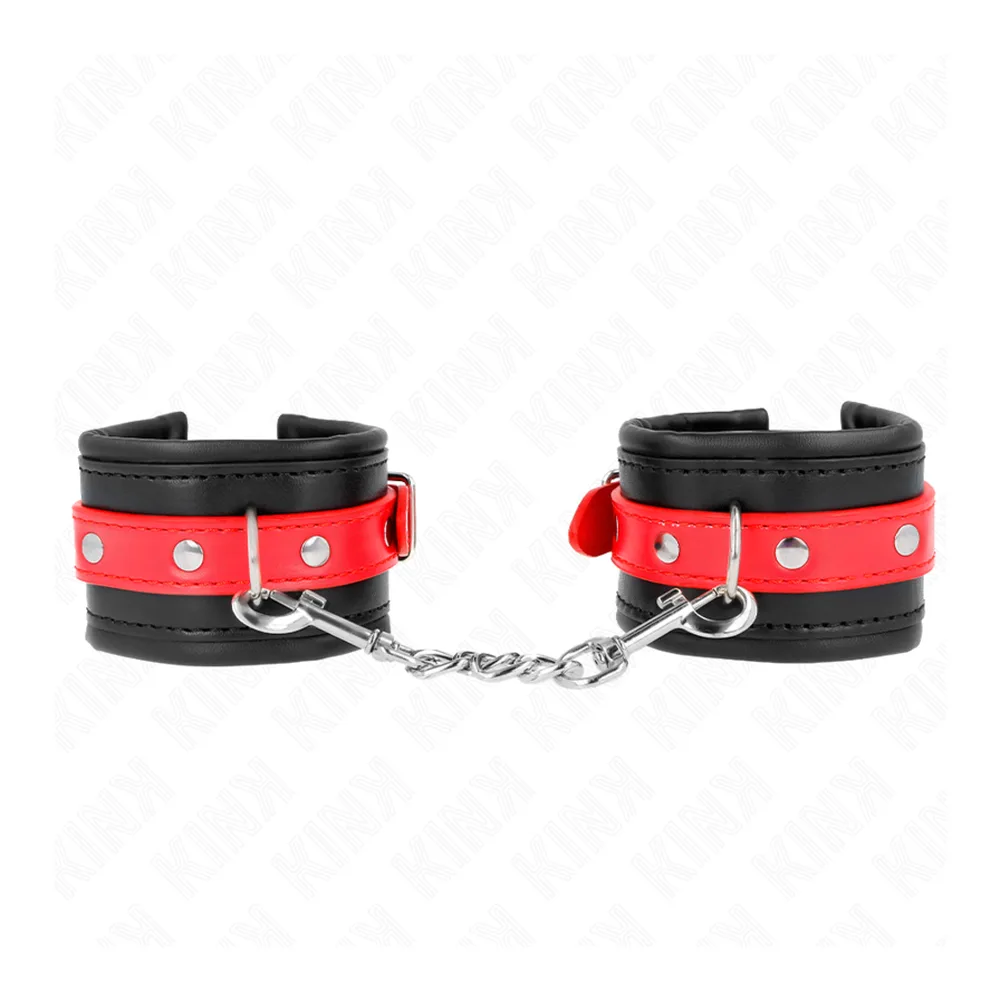 Paire de menottes en cuir noir et rouge avec bande contrastée rouge à clous argentés, reliées par une chaîne en acier inoxydable, sur fond blanc