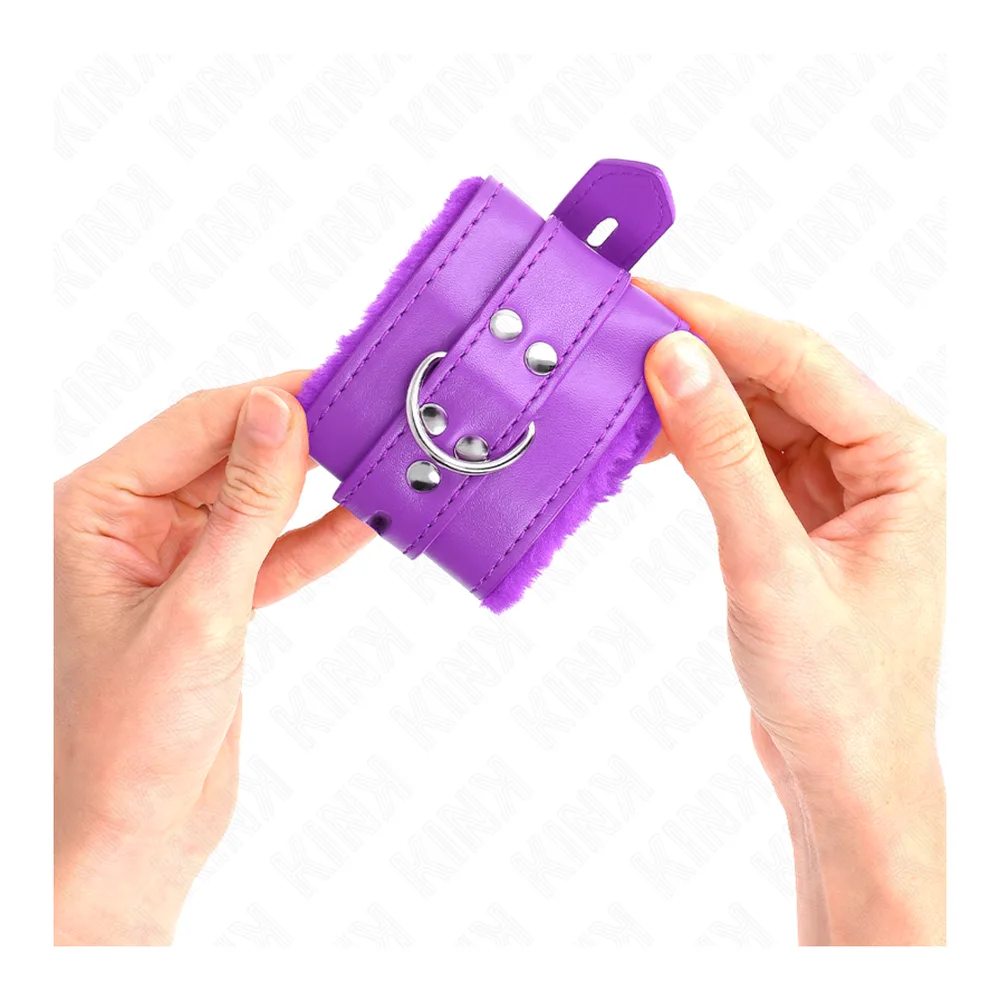 Paire de menottes en cuir synthétique violet avec doublure fourrure, larges bandes cloutées reliées par une chaîne métallique, surpiqûres visibles et anneau de fixation argenté