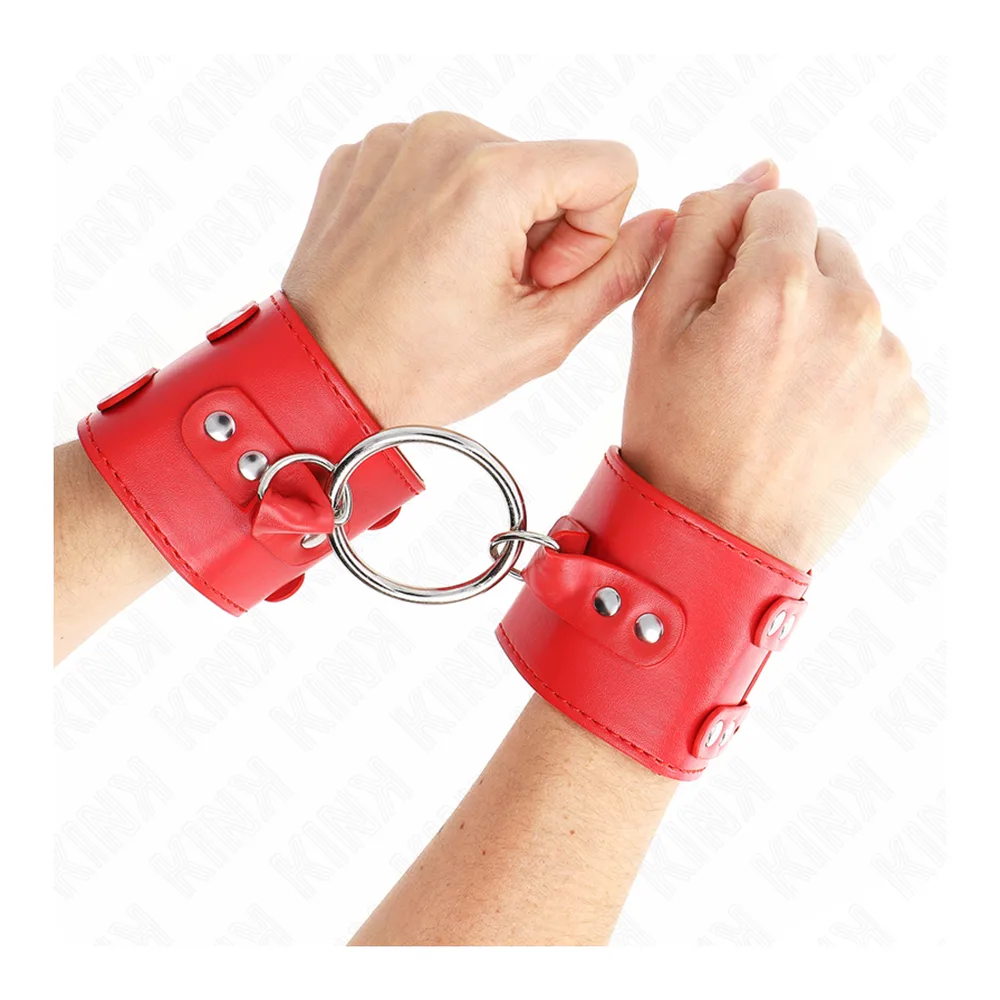 Paire de manchettes rouges en matière synthétique avec boucles métalliques ajustables, reliées par un anneau métallique, sur fond blanc
