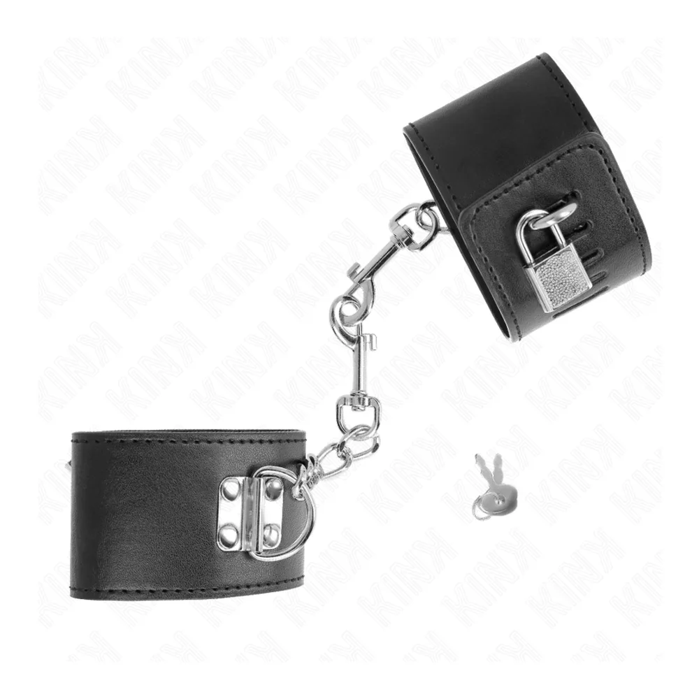 Menottes en cuir noir avec chaîne argentée et cadenas métallique fonctionnel, accompagnées de leur clé, sur fond blanc