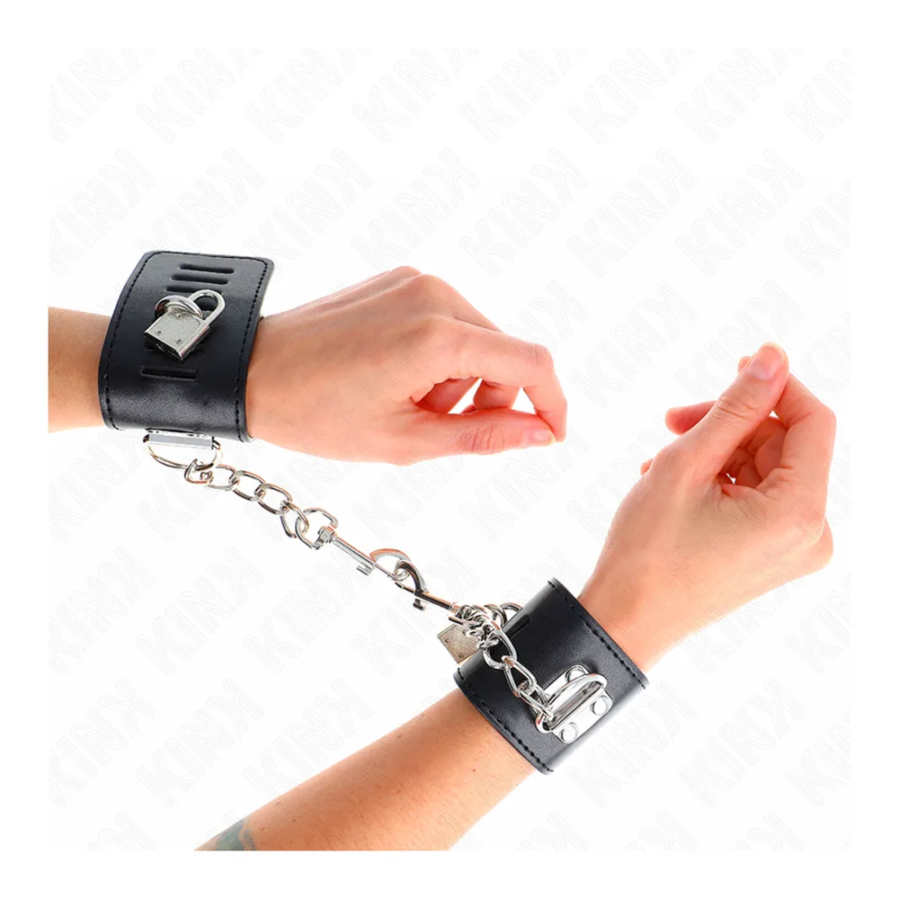 Menottes en cuir noir avec chaîne argentée et cadenas métallique fonctionnel, accompagnées de leur clé, sur fond blanc