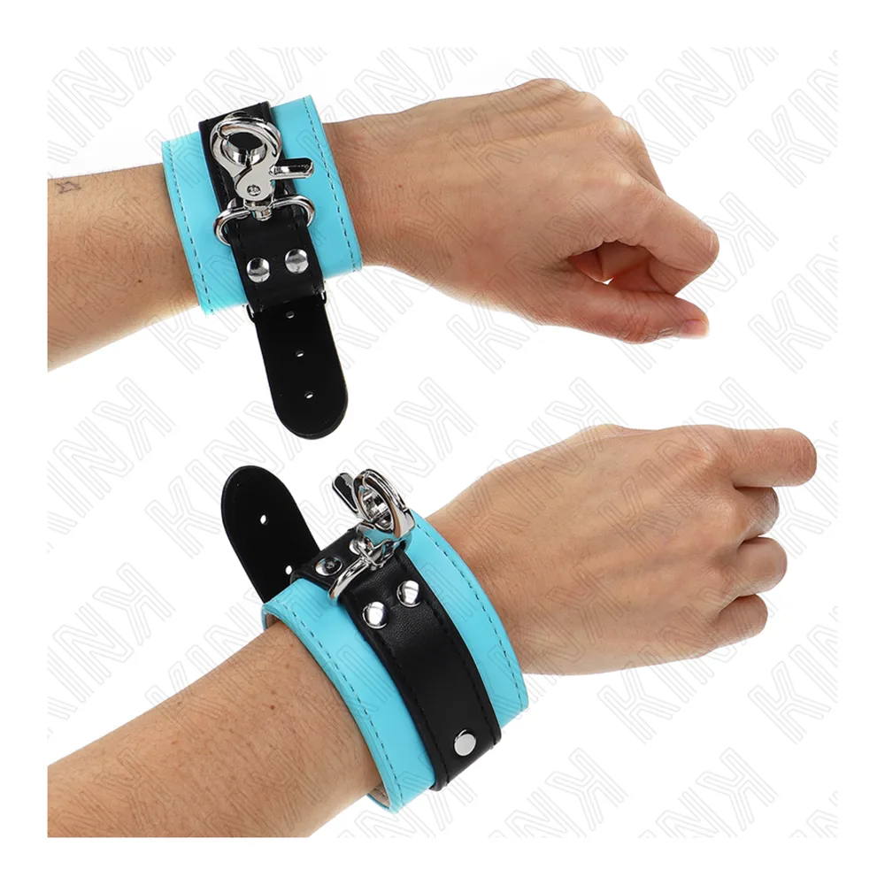 Paire d'appui-poignets réversibles bicolores bleu ciel et noir avec doublure claire, bandes de cuir vegan, rivets argentés et mousquetons en acier inoxydable, présentés côte à côte