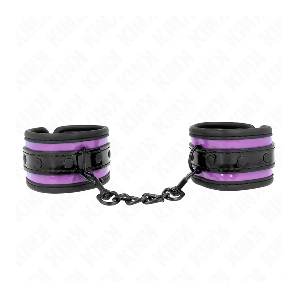 Paire de menottes en néoprène noir et violet avec chaîne de liaison, bandes de maintien ajustables et studs, vue de face sur fond blanc