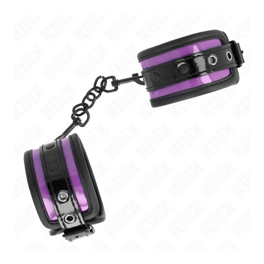 Paire de menottes en néoprène noir et violet avec chaîne de liaison, bandes de maintien ajustables et studs, vue de face sur fond blanc