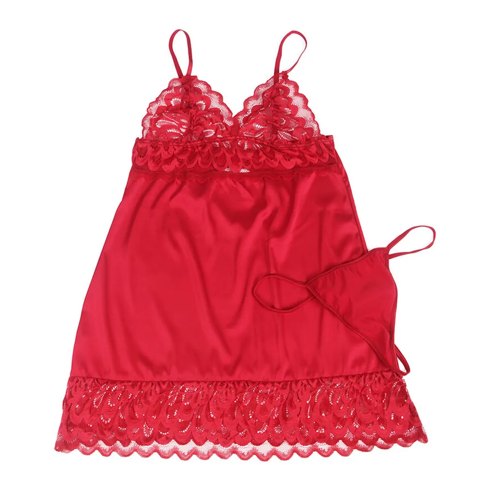 Babydoll rouge en satin avec dentelle florale aux bonnets et à l'ourlet, bretelles ajustables, ceinture à nouer intégrée, vue de face sur fond blanc