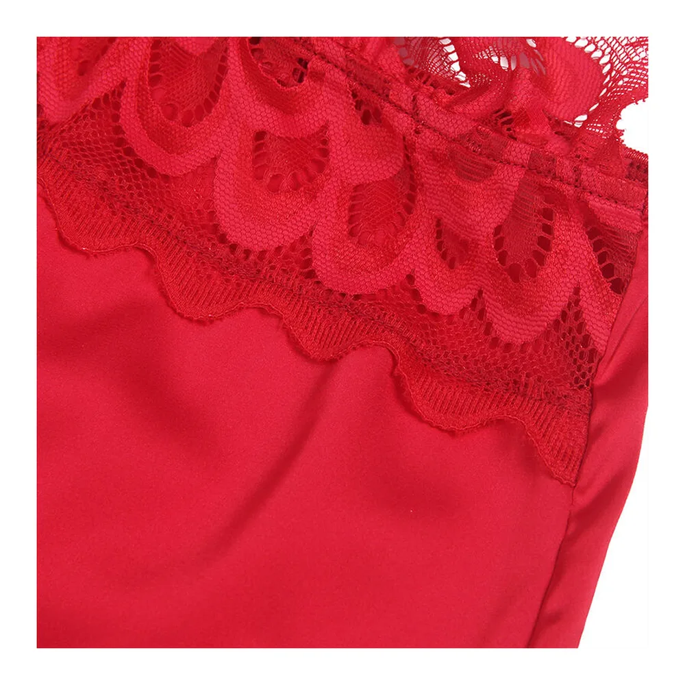 Babydoll rouge en satin avec dentelle florale aux bonnets et à l'ourlet, bretelles ajustables, ceinture à nouer intégrée, vue de face sur fond blanc