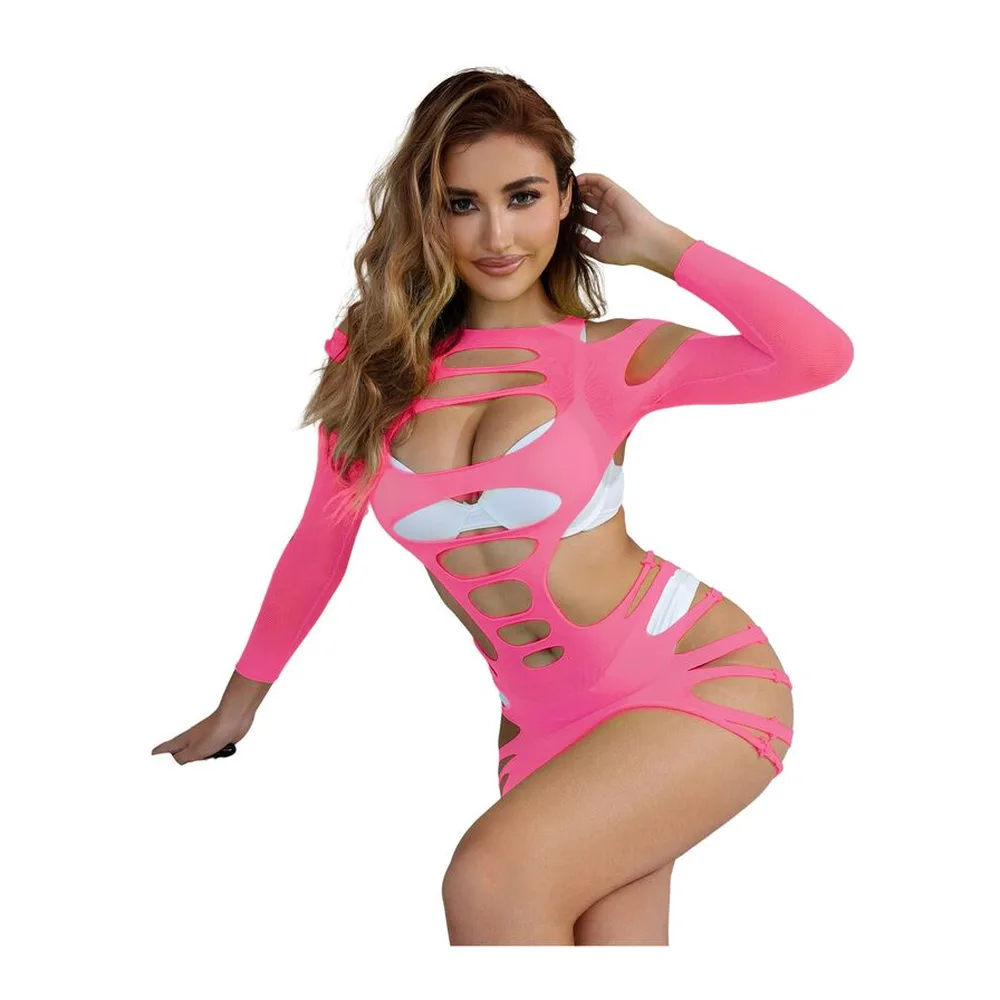 Robe résille rose vif à manches longues, lacérée de grandes découpes ovales du col à la taille et de fentes latérales sur les hanches, en tissu extensible