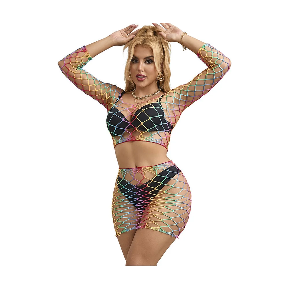 Ensemble deux pièces en résille aux motifs losange multicolores : crop top à manches longues et jupe courte assortie, porté sur fond blanc