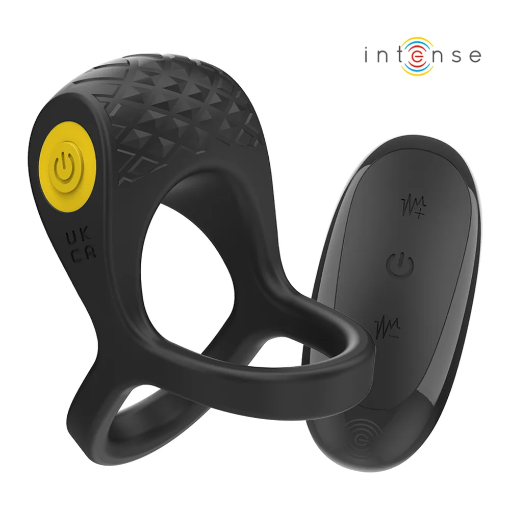 Double anneau vibromasseur noir avec anneaux texturés, bouton de contrôle jaune sur l'un et télécommande noire incluse sur fond blanc