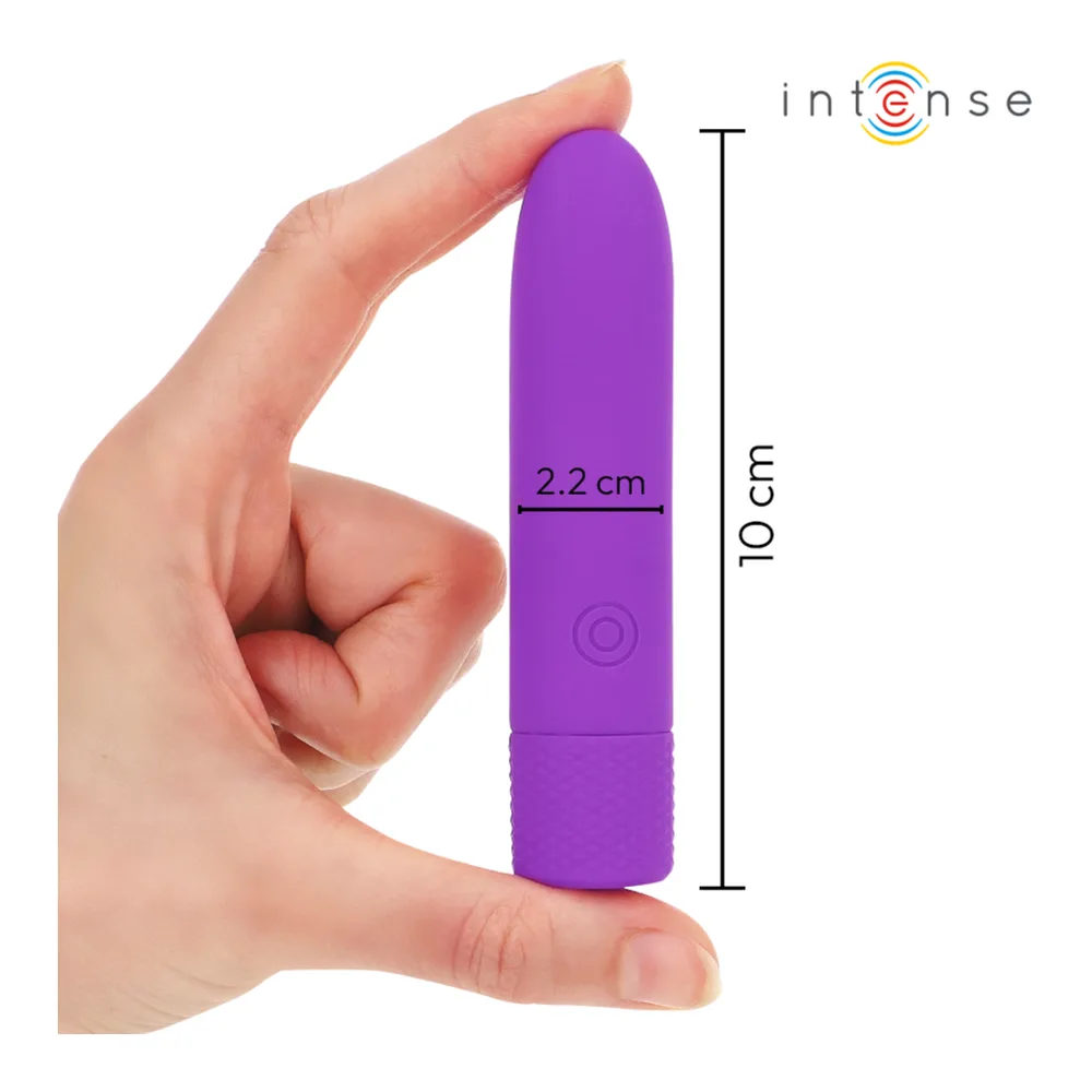 Bullet vibrant violet sur fond blanc, corps lisse avec commandes intégrées et capuchon de charge USB, auréole graphique autour