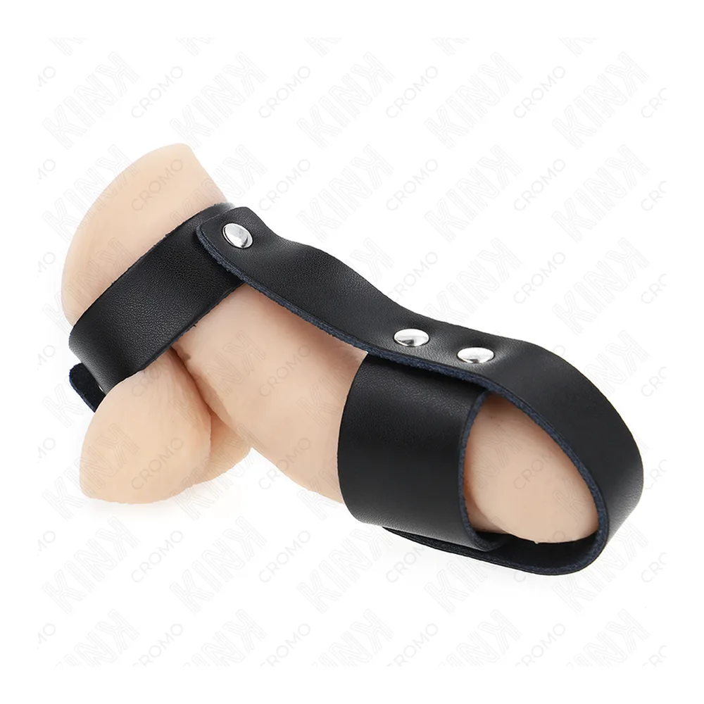 Anneau cage en cuir noir avec deux boucles séparées reliées par une sangle centrale, ponctuations d'acier inoxydable, sur fond neutre