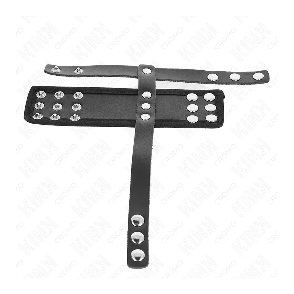 Cockring en cuir noir avec sangle de séparation, rivets et pressions en acier inoxydable, vue de face sur fond blanc