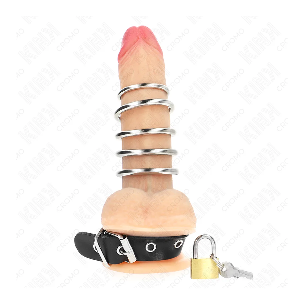 Cockring en silicone chair avec spirale métallique chromée et sangle cuir noir à œillets, accompagné d'un cadenas doré et sa clé, sur fond blanc