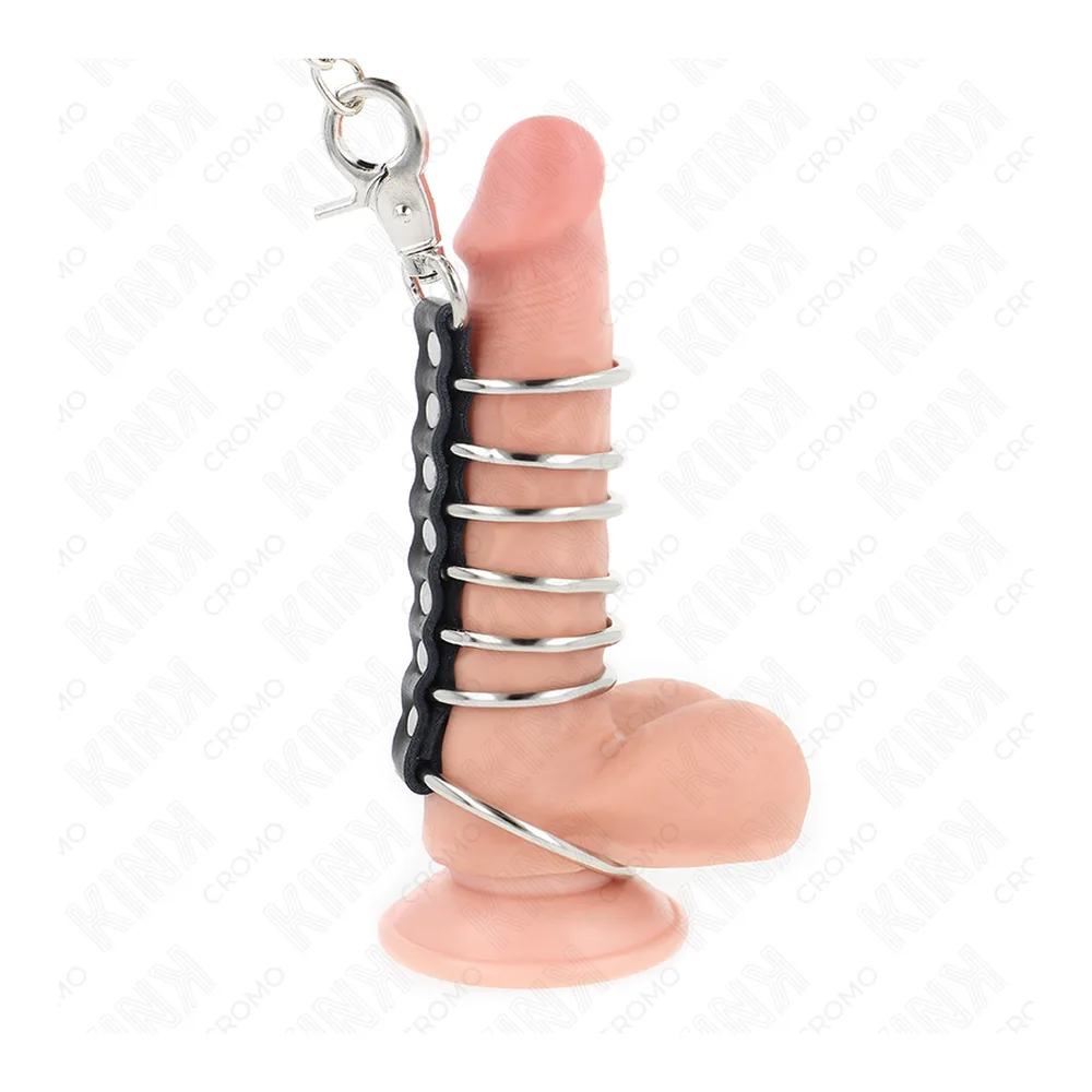 Cockring composé de sept anneaux d'acier inoxydable de diamètres progressifs montés sur bande noire, avec chaîne métallique et mousqueton, sur fond blanc