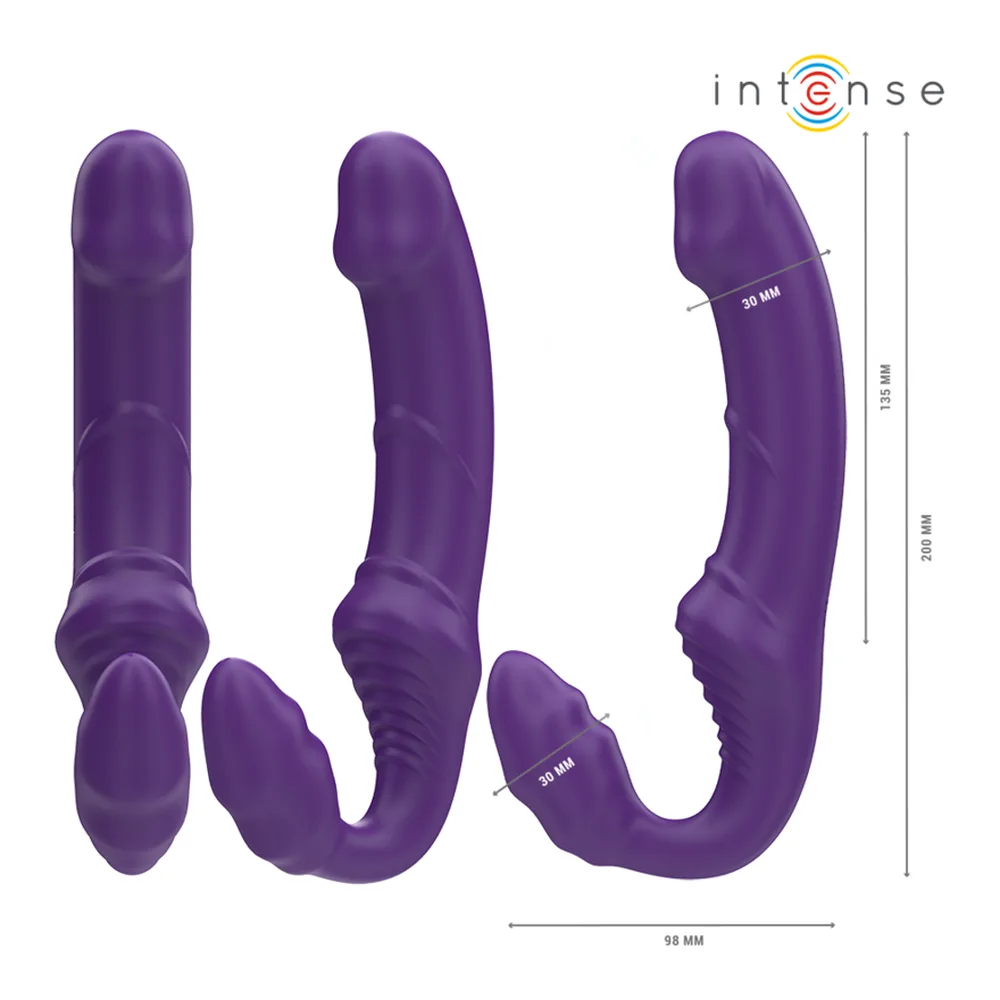 Strap-on violet en silicone avec double tige courbe, télécommande noire, détails des 10 modes de vibration et zone stimulante avec relief texturé, sur fond blanc