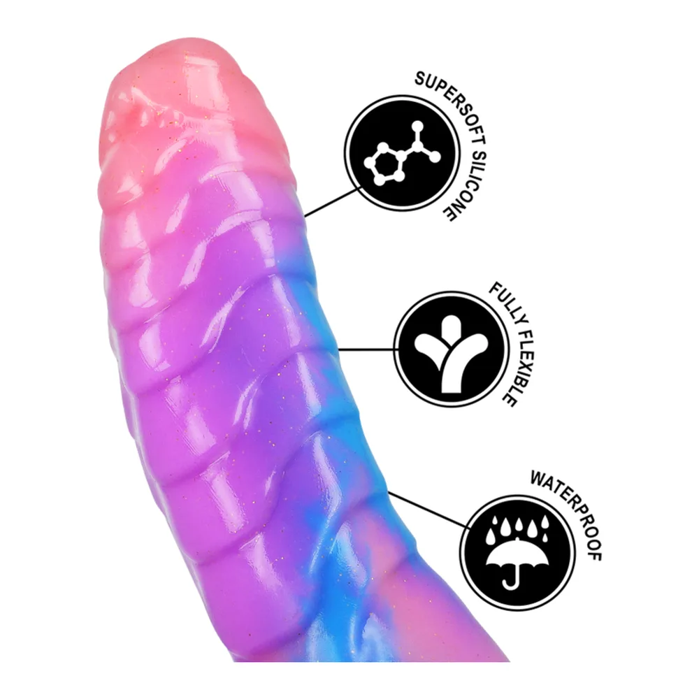 Gode en silicone dégradé rose, mauve et bleu, à base ventousée, avec relief en écailles sur la verge et boule texturée