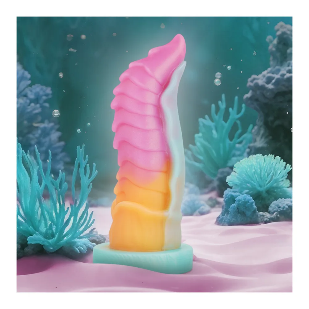 Gode en silicone à dégradé de couleurs rose, bleu turquoise, blanc et orange, forme ondulée de créature marine, avec base annulaire turquoise, sur fond blanc