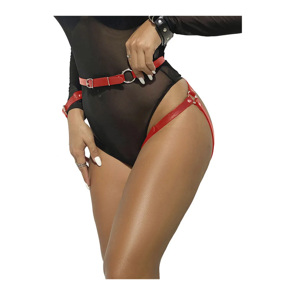 Ensemble de bondage porté : ceinture rouge et noire avec anneau métallique, bracelets de poignets assortis et ceinture de taille rouge avec détails ornementaux