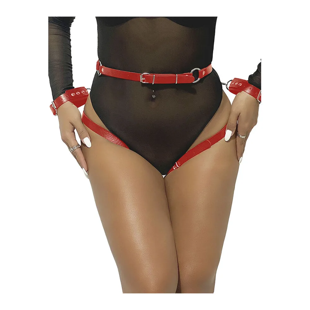Ensemble de bondage porté : ceinture rouge et noire avec anneau métallique, bracelets de poignets assortis et ceinture de taille rouge avec détails ornementaux