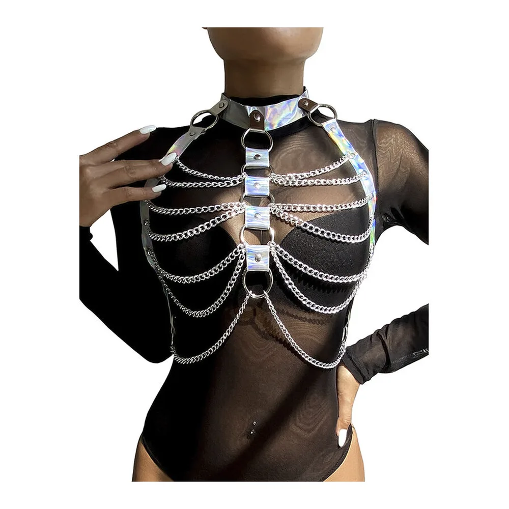 Harnais de poitrine avec sangles holographiques argentées et anneaux en D, orné de plusieurs rangées de chaînes argentées entrecroisées sur le torse, porté sur peau nue