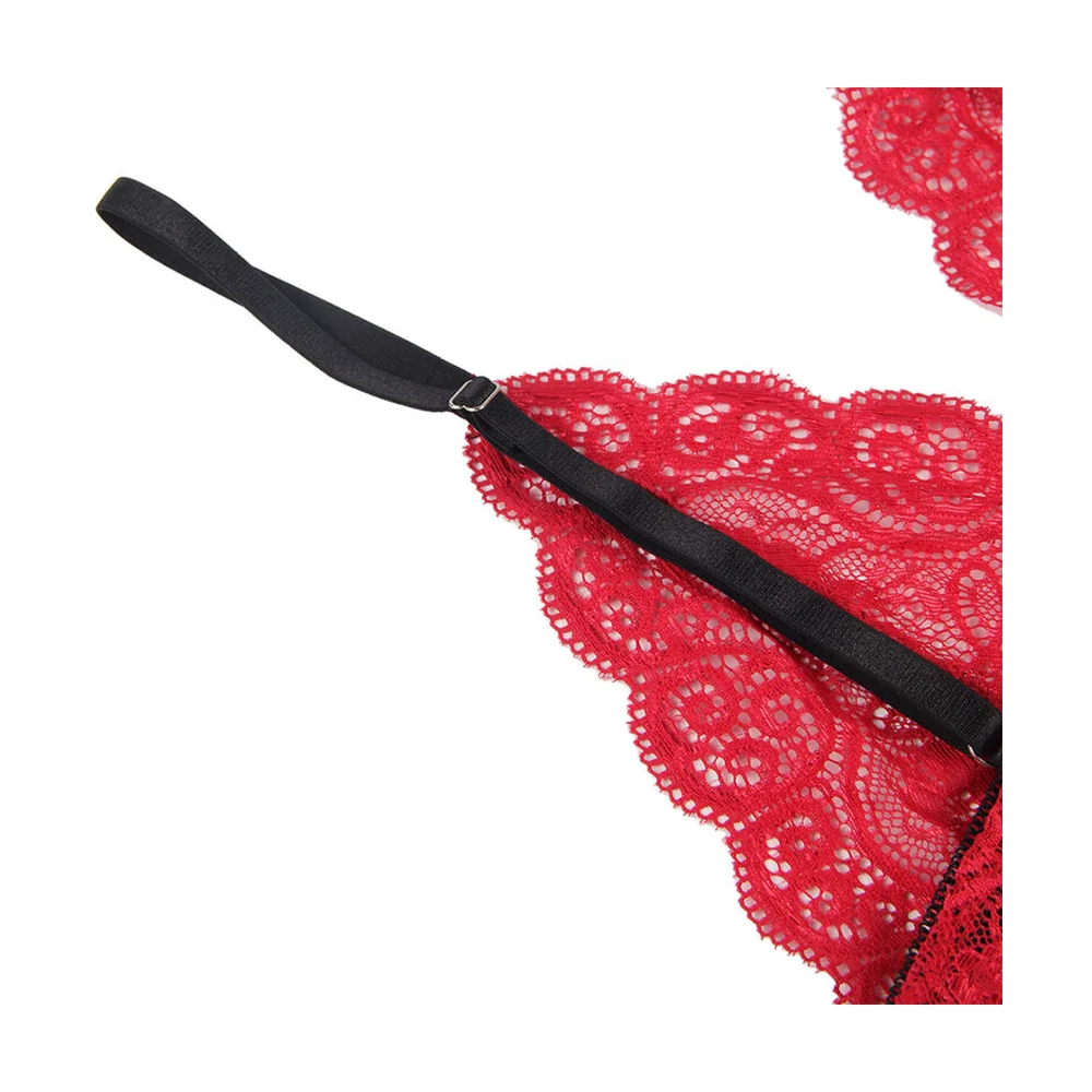 Ensemble lingerie rouge composé d'une brassière courte en dentelle à armatures et d'un short satiné assorti, porté sur fond blanc