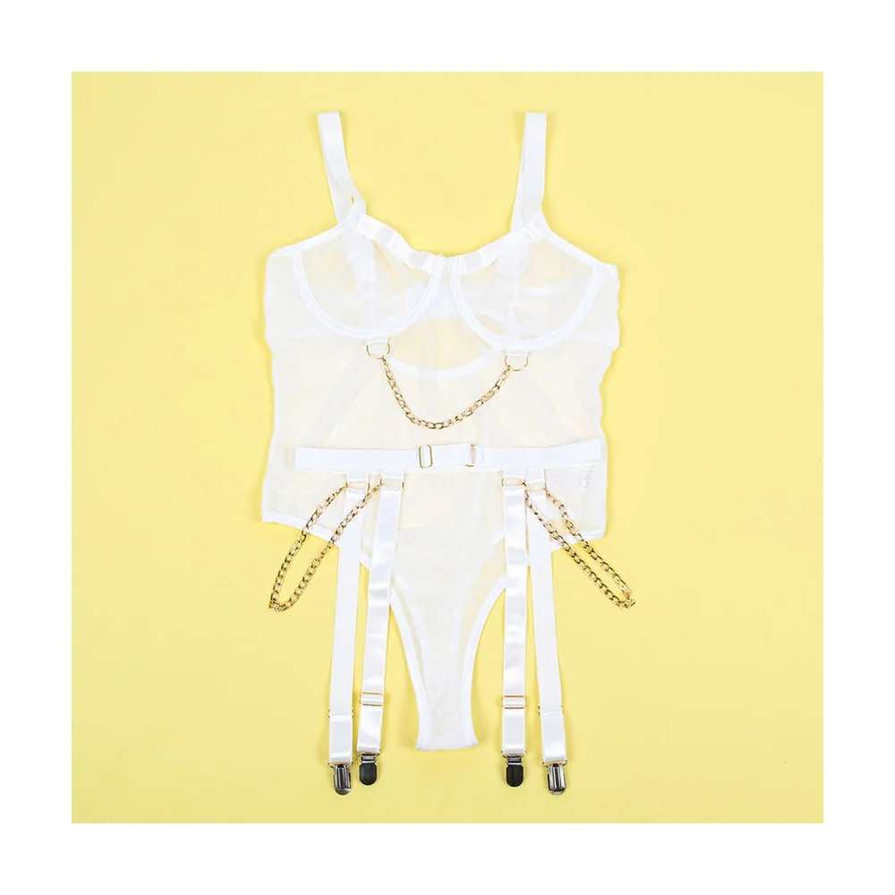 Body blanc avec bonnets structurés en tulle, chaîne dorée à la taille, porte-jarretelles intégré et détails en dentelle, porté avec bas résille