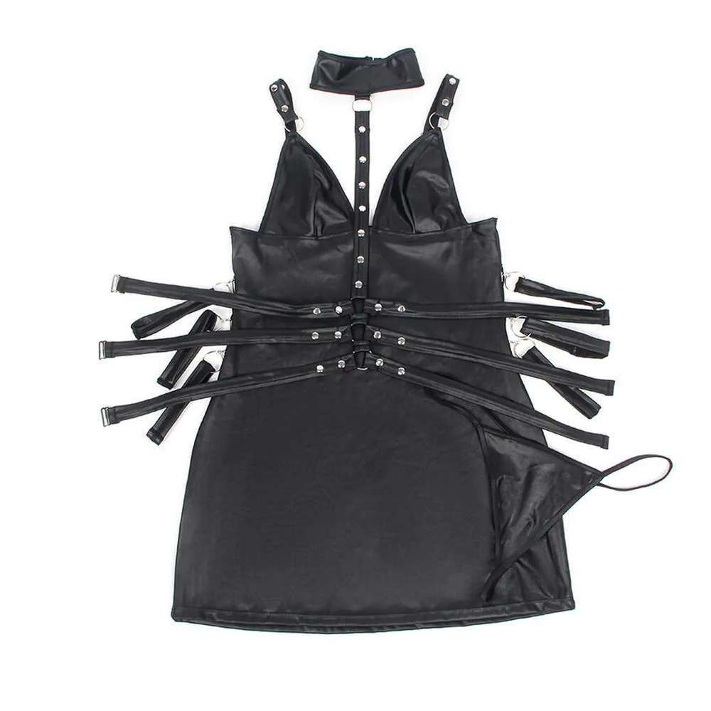 Body en cuir noir porté avec collier et bracelets assortis, dos ouvert avec sangles croisées, sur fond de portes blanches