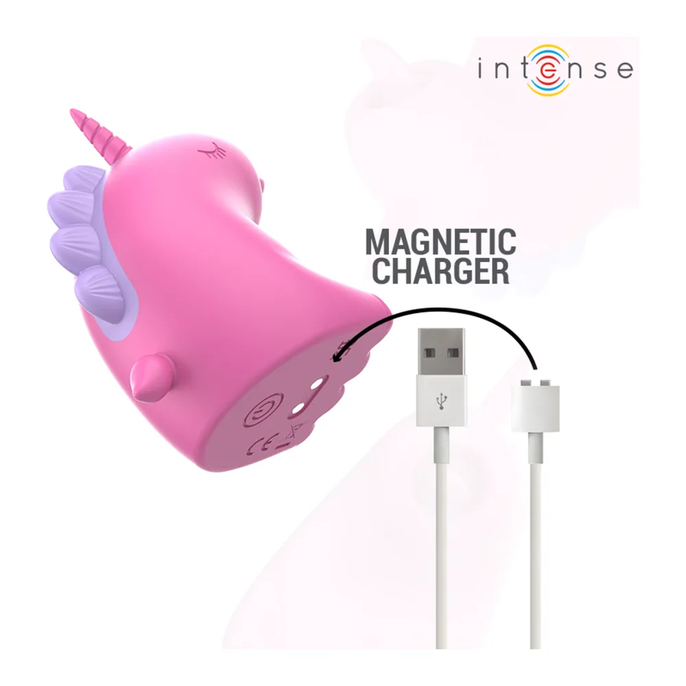 Stimulateur clitoridien rose en silicone en forme de licorne avec corne spiralée et ailes violettes, affiché avec son câble de recharge magnétique USB blanc