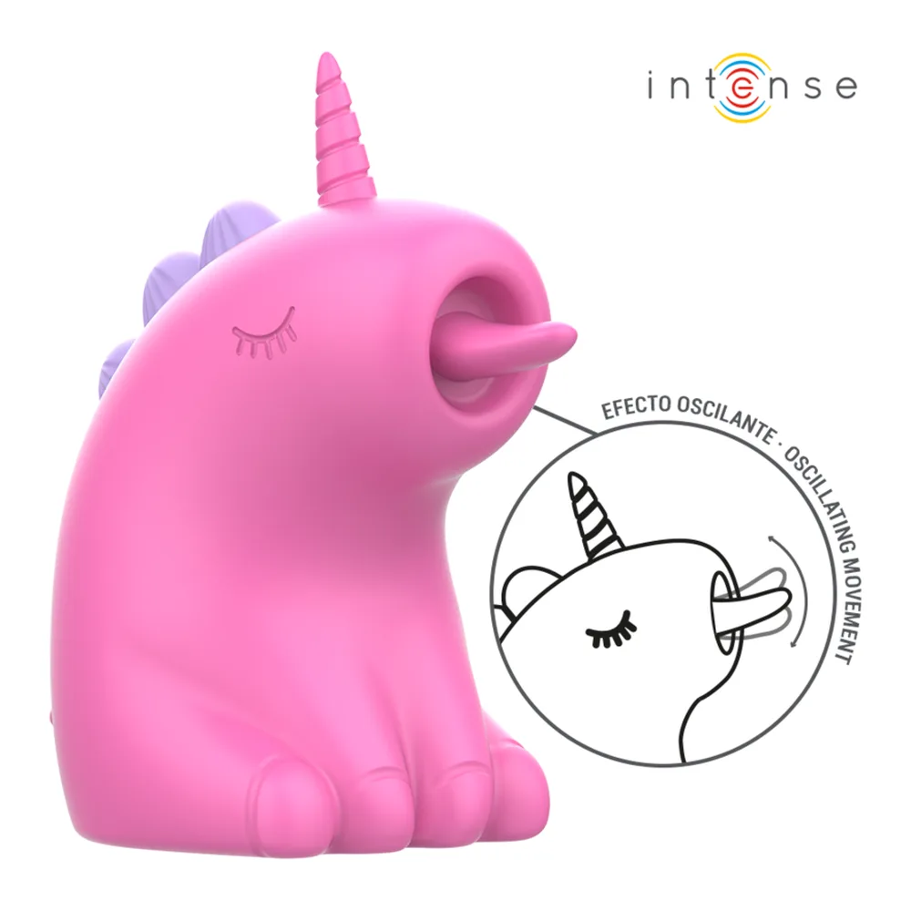 Stimulateur clitoridien rose en silicone en forme de licorne avec corne spiralée et ailes violettes, affiché avec son câble de recharge magnétique USB blanc