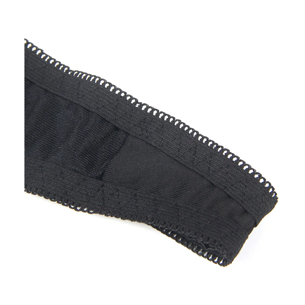 Ensemble noir composé d'un soutien-gorge avec bonnets ouverts et grand nœud satiné ajustable, d'un string et d'une jarretelle de cuisse assortie, porté sur fond blanc