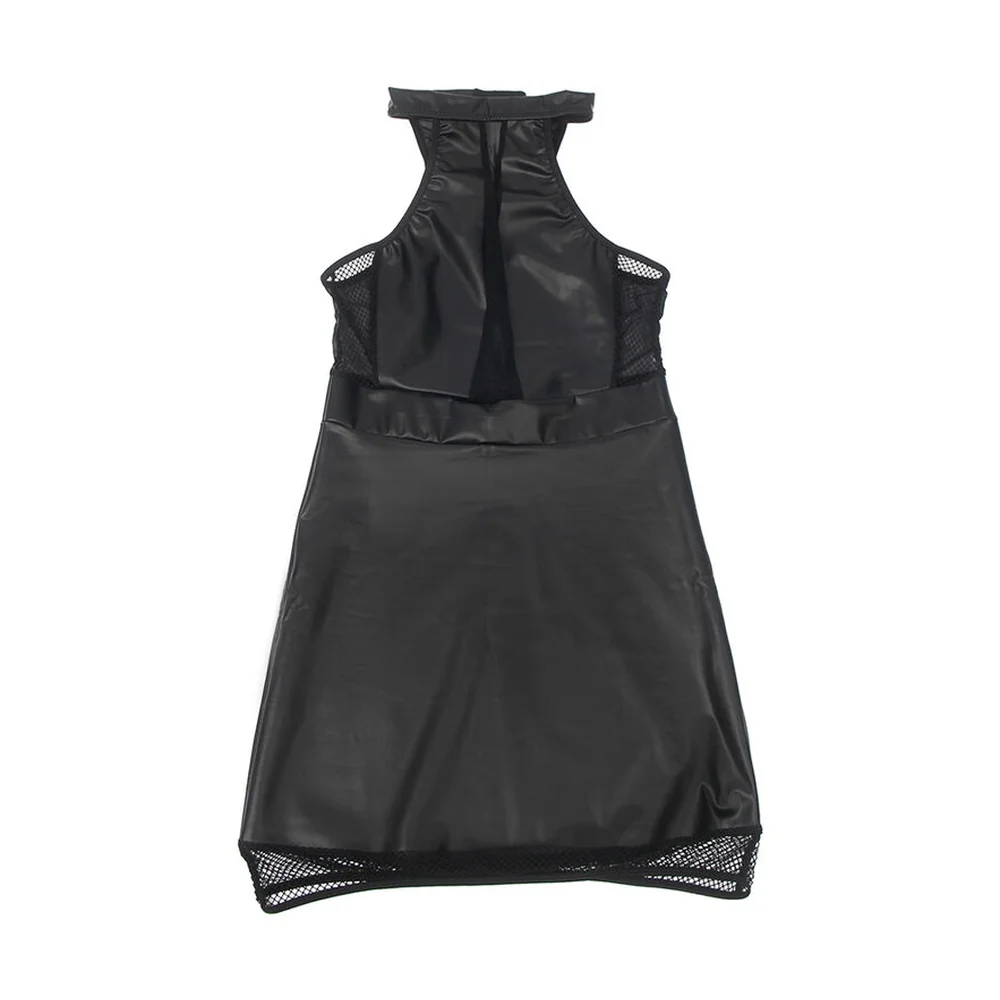 Nuisette noire effet cuir à col licou, ouverture transparente au centre de la poitrine, dos nu, ourlet ajouré en maille
