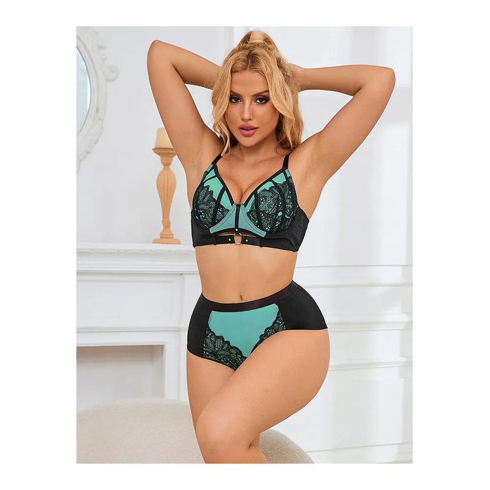 Ensemble de lingerie deux pièces noir et vert menthe : soutien-gorge push-up à armatures avec panneaux de dentelle verte et culotte taille haute en résille, bordée de dentelle, porté sur fond blanc