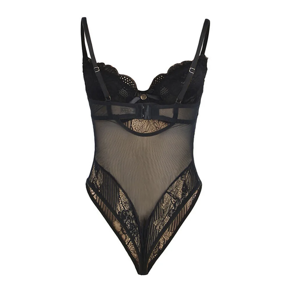 Body en dentelle noire avec bonnets à armatures et bandes de tulle, taille ajourée, fermeture à entrejambe ouvert, sur fond blanc
