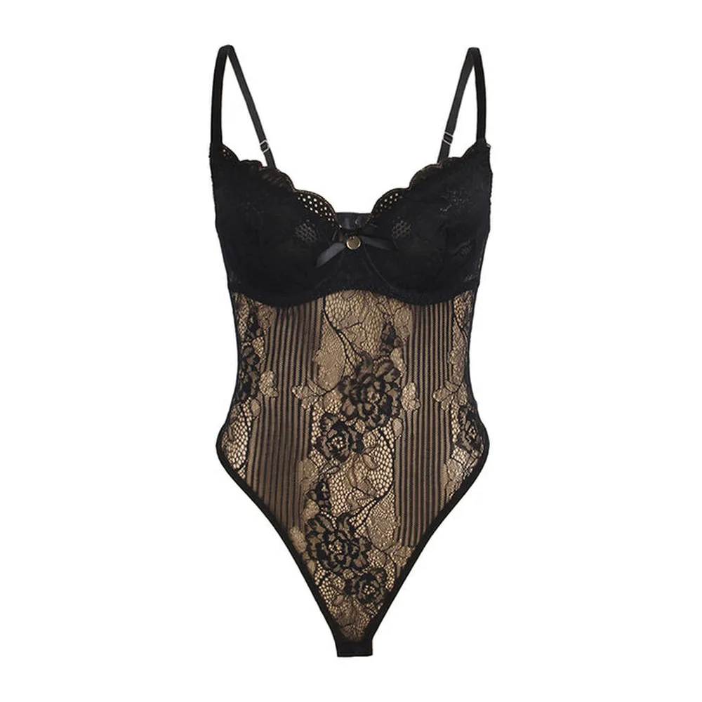 Body en dentelle noire avec bonnets à armatures et bandes de tulle, taille ajourée, fermeture à entrejambe ouvert, sur fond blanc