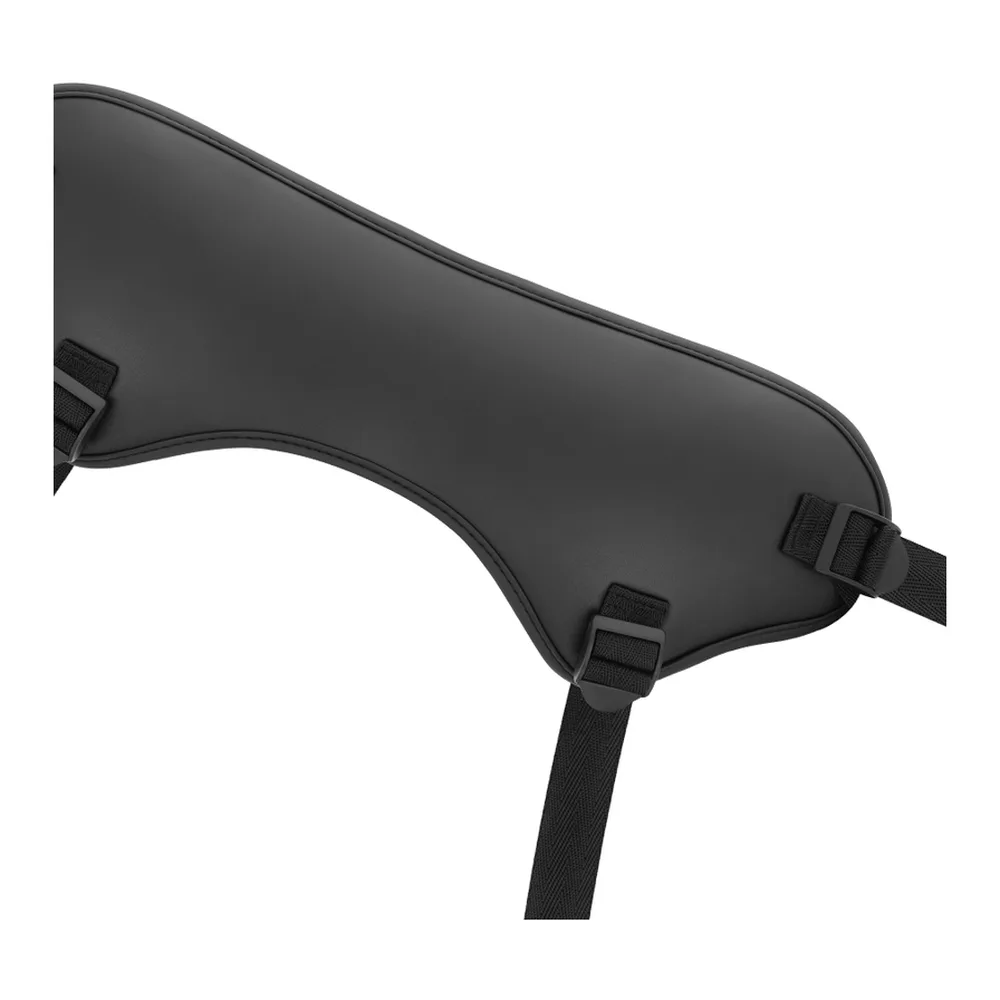 Harnais strap-on noir avec ceinture ajustable, bretelle passant sous les cuisses et anneau de fixation, porté vue de dos sur peau claire, fond blanc