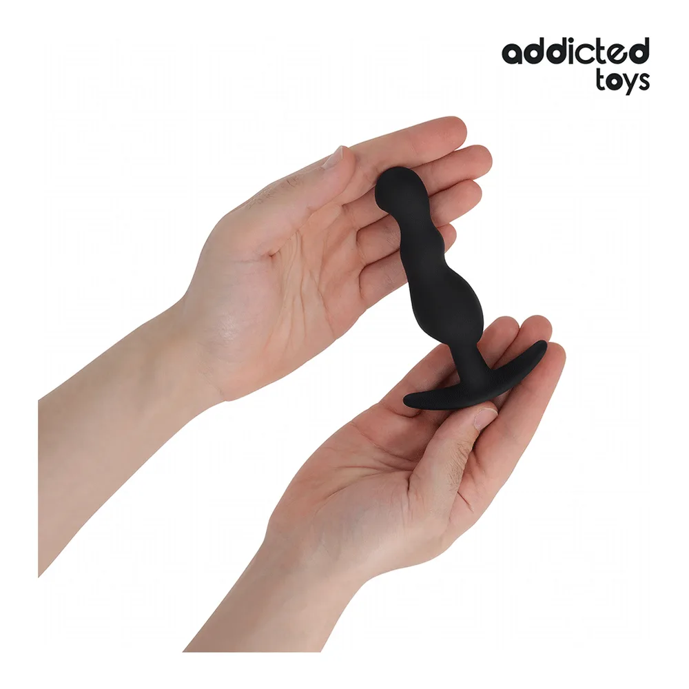 Trois plugs anaux en silicone noir de tailles progressives avec base arquée, du plus petit au plus grand, sur fond blanc