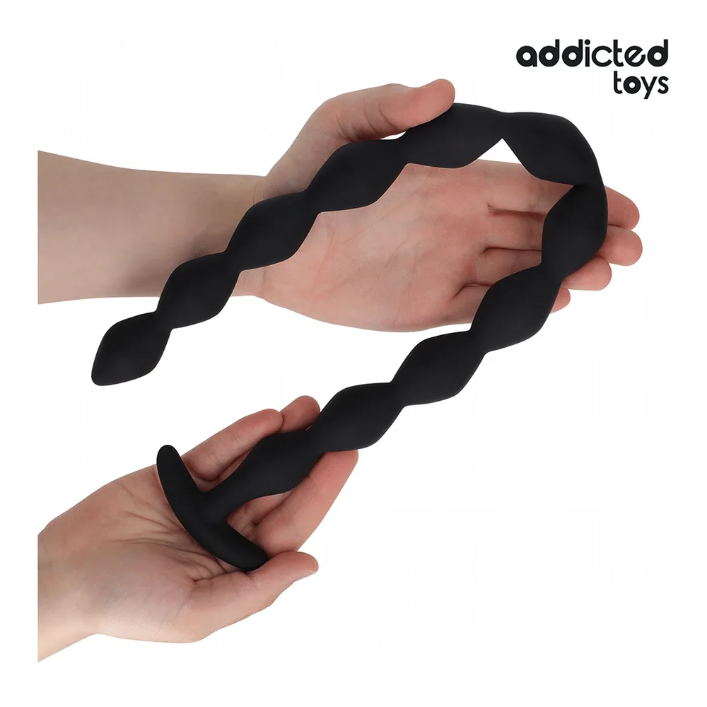 Boîte blanche et noire de la marque Addicted Toys avec motif géométrique, contenant un plug anal en silicone noir en forme de chapelet à 11 perles, présenté à côté de son emballage