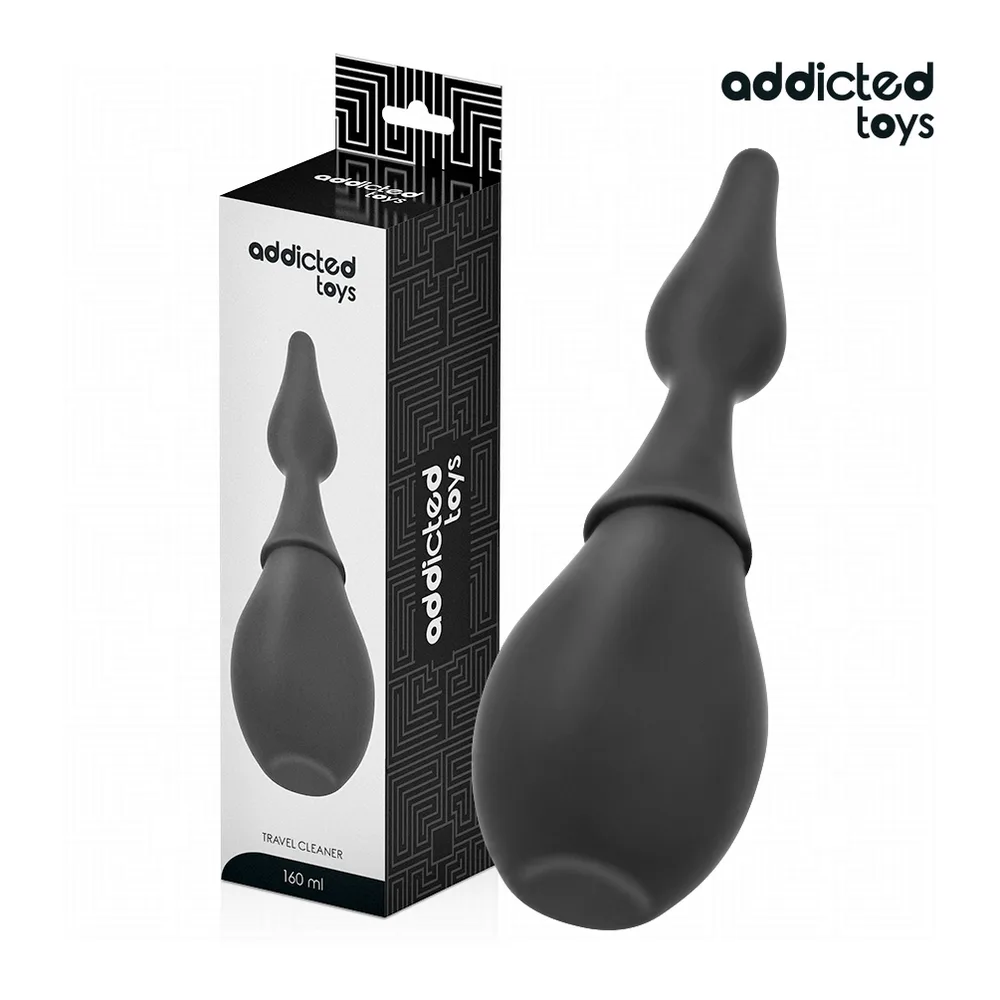 Poire de nettoyage noire avec embout épais, tenue en main, connectée à un tube transparent, sur fond blanc