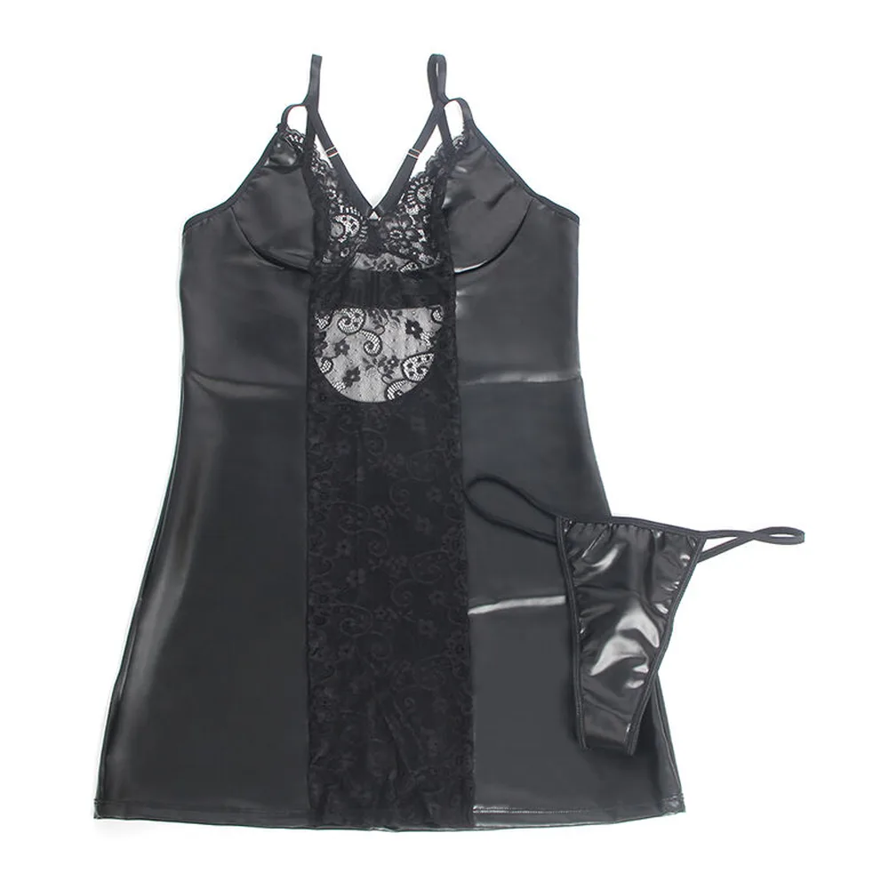 Nuisette noire effet cuir avec panneau central de dentelle florale, bretelles ajustables, et string assorti en bas de l'image sur fond blanc