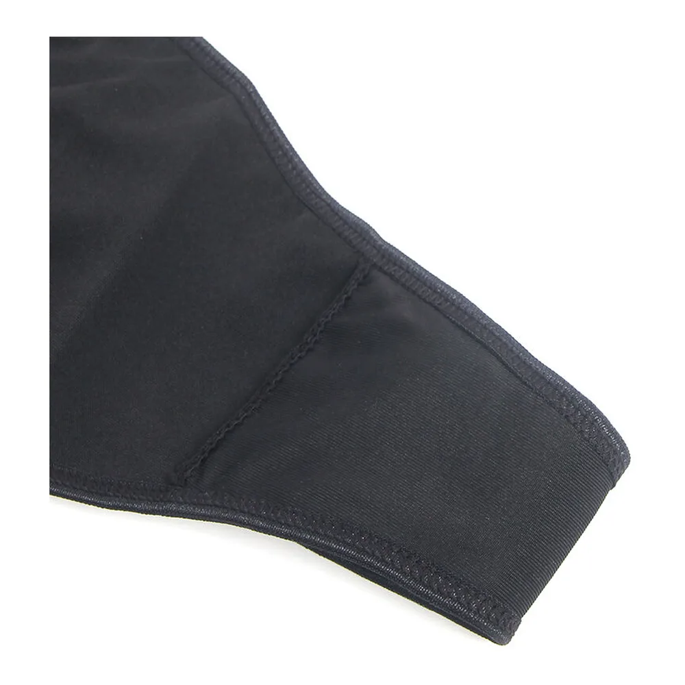 Nuisette noire effet cuir avec panneau central de dentelle florale, bretelles ajustables, et string assorti en bas de l'image sur fond blanc