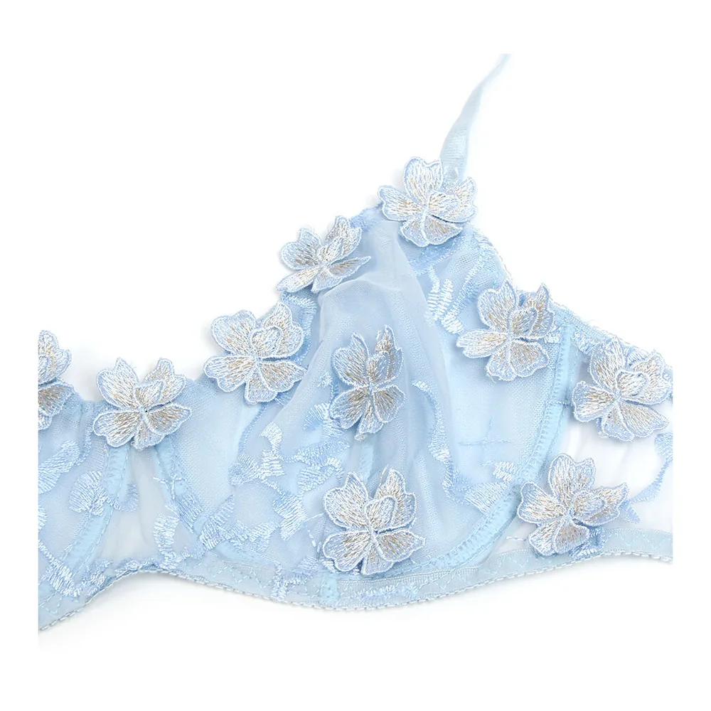 Ensemble lingerie composé d'un soutien-gorge et d'une culotte, en maille bleu ciel avec broderie florale en relief, bretelles ajustables, porté de face sur fond blanc