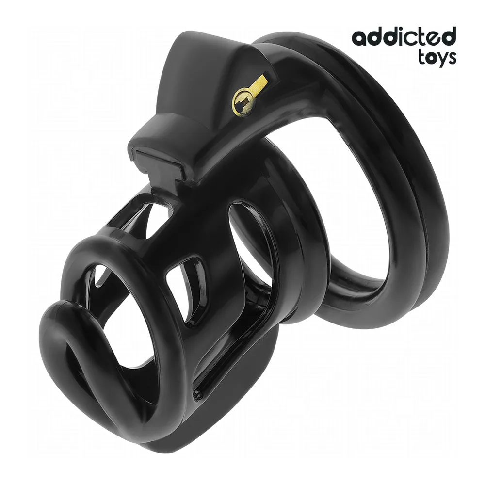 Cage de chasteté Golden Cage en noir brillant avec barreaux arrondis, anneau en silicone chair et détail doré sur le capuchon, présenté porté
