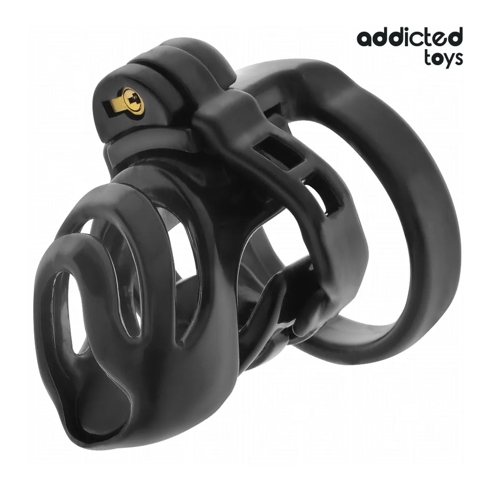 Cage de chasteté en silicone noir avec anneau de base large, pièce de verrouillage articulée et dilatateur urétral doré amovible, vue d'angle sur fond blanc