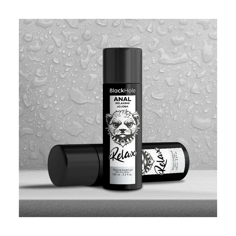Flacon noir de lubrifiant anal BlackHole Relax, 100 ml, à base de silicone avec jojoba, étiquette blanche ornée d'un motif de loutres