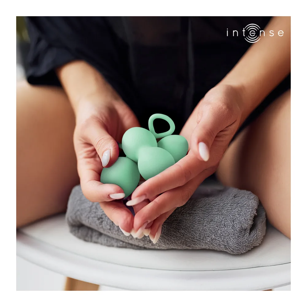 Schéma du kit Intense Charli composé de trois boules de Kegel en silicone vert menthe, avec dimensions et poids respectifs, présenté en trois niveaux de difficulté pour le renforcement musculaire
