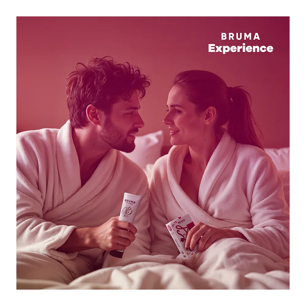 Emballage du kit Bruma Experience affichant ses cinq composants illustrés : lubrifiant aromatisé, huile de massage 3 en 1, bande de satin, formule stimulante et plumes à chatouillement