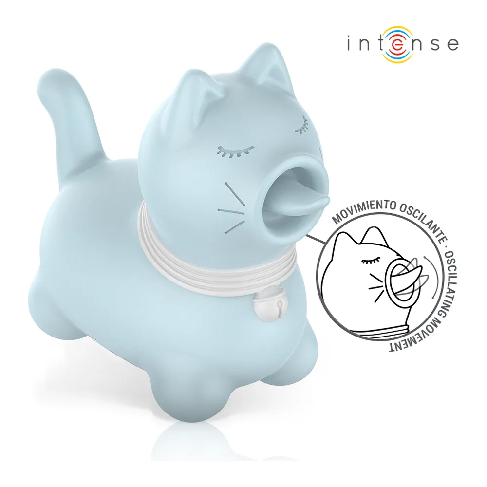 Stimulateur clitoridien en silicone bleu clair en forme de chat stylisé aux yeux fermés, avec détails de moustaches, bande blanche texturée au niveau de la bouche et orifice de stimulation visible sur le côté