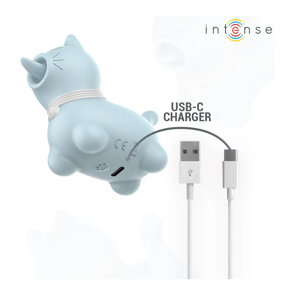 Stimulateur clitoridien en silicone bleu clair en forme de chat stylisé aux yeux fermés, avec détails de moustaches, bande blanche texturée au niveau de la bouche et orifice de stimulation visible sur le côté