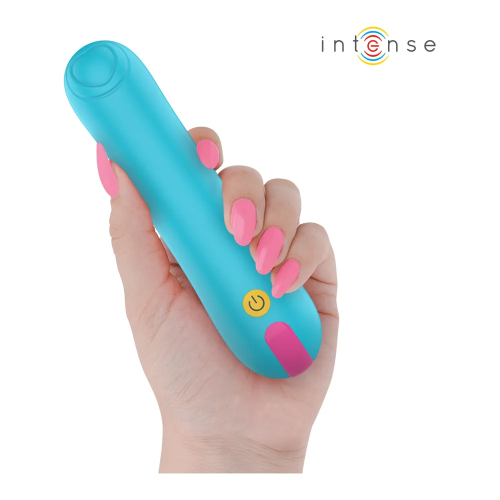 Stimulateur clitoridien bleu turquoise avec détails roses et bouton de commande jaune, tenu en main montrant sa forme ergonomique et ses zones texturées